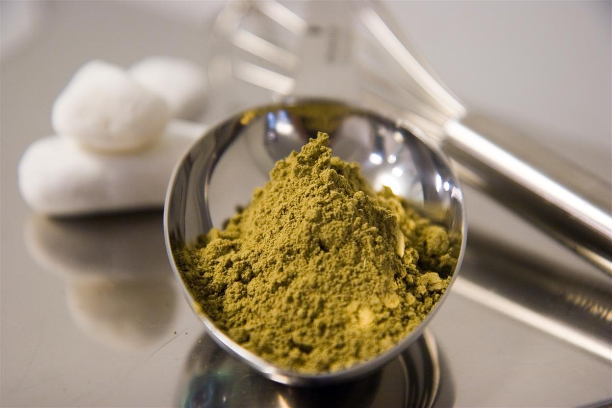 Henna vegetal en polvo medida en el salón antes de su aplicación